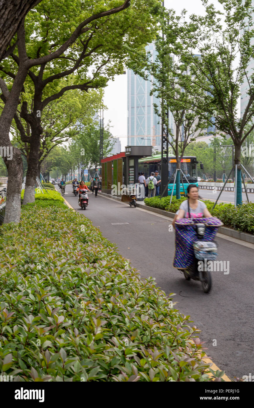 Suzhou, Jiangsu, Chine. De nombreuses villes ont les voies dédiées à l'usage des motos, vélos, et autres petits véhicules. Banque D'Images