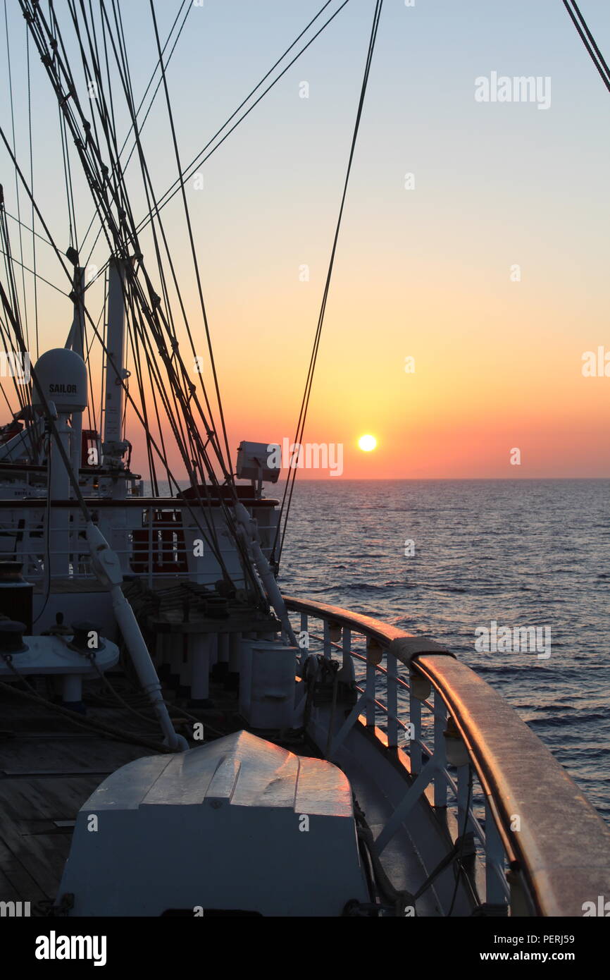 Lever du soleil du côté tribord avant d'un navire clipper Banque D'Images