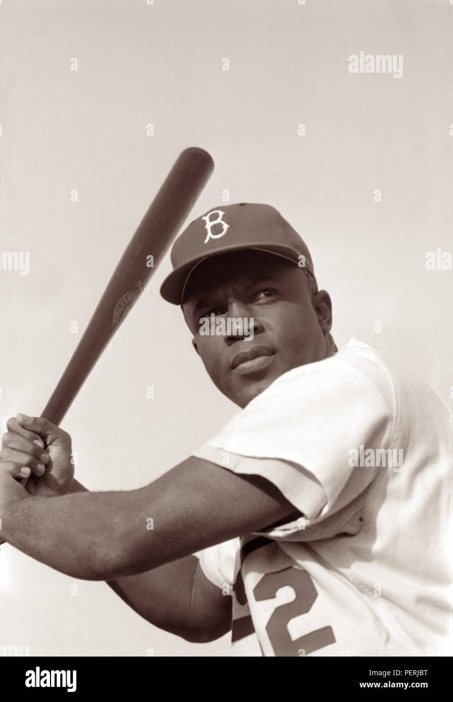 Jackie Robinson, photographié en 1954 dans son numéro 42 uniforme pour les Dodgers de Brooklyn, a été le premier Afro-américain de la ligue majeure de baseball. Banque D'Images