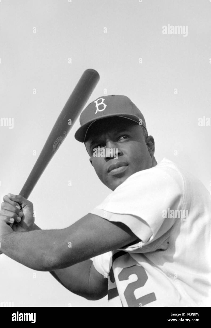Jackie Robinson, photographié en 1954 dans son numéro 42 uniforme pour les Dodgers de Brooklyn, a été le premier Afro-américain de la ligue majeure de baseball. Banque D'Images