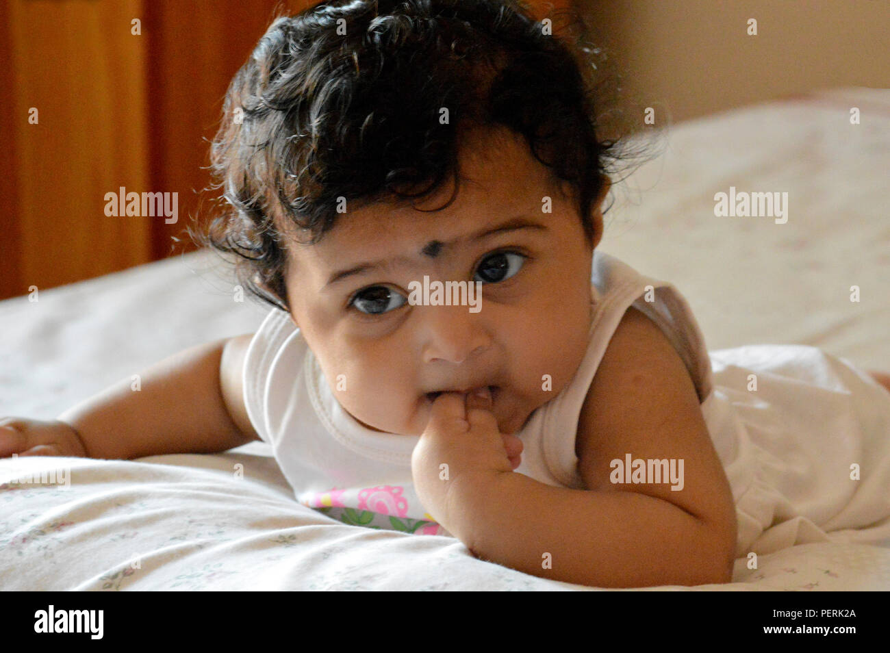 Enfant du monde d'expressions rire des pitreries et enjouement Banque D'Images