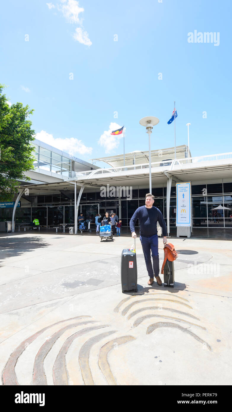 En poussant son passager assurance hors Kingsford-Smith l'Aéroport International de Sydney, New South Wales, NSW, Australie Banque D'Images