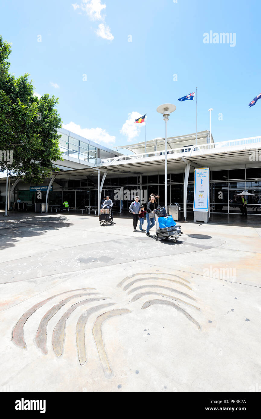 Les passagers de pousser leurs bagages sur un chariot à l'extérieur de l'Aéroport International de Sydney Kingsford-Smith, New South Wales, NSW, Australie Banque D'Images
