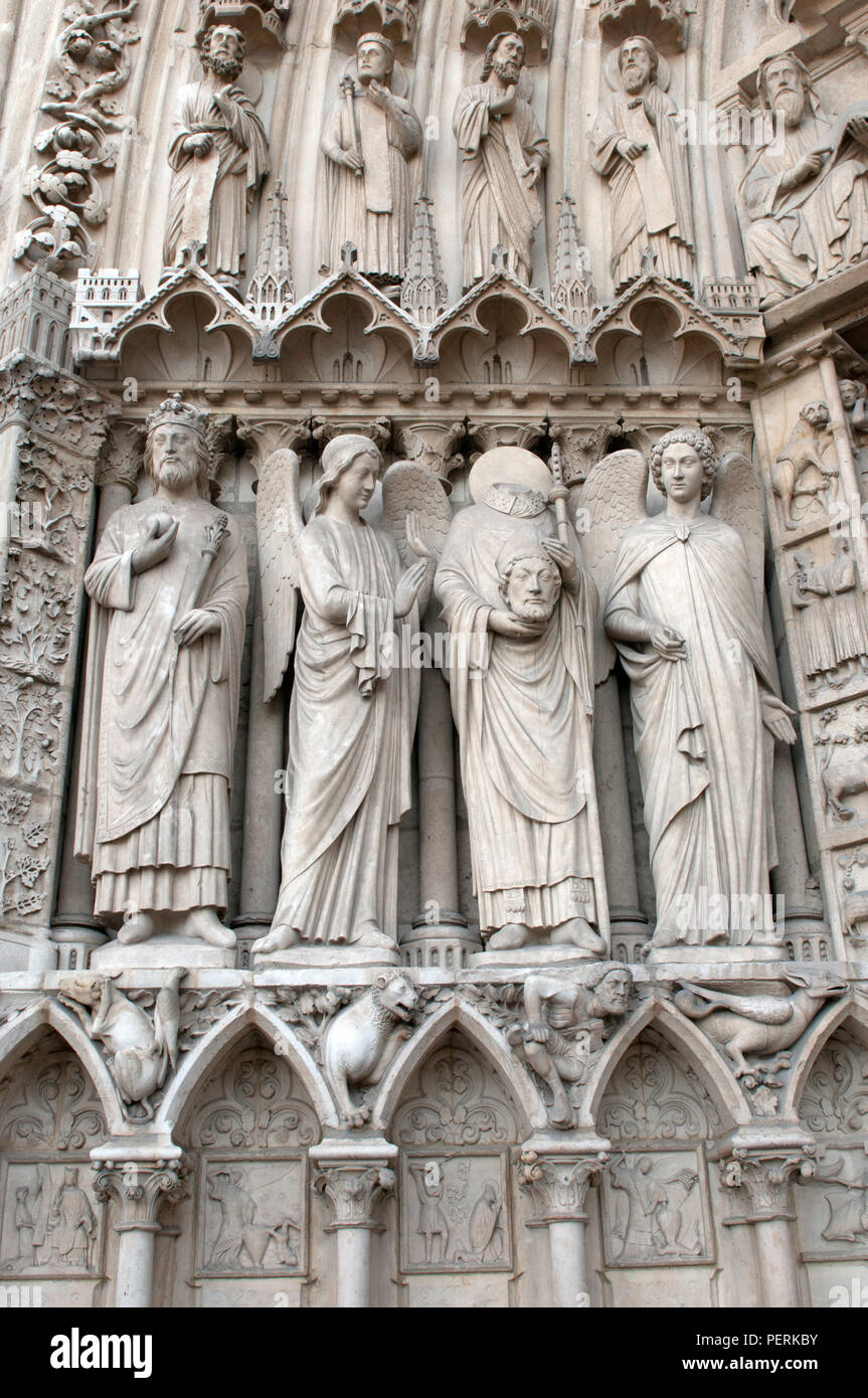 Saint Denis sans tête et d'autres sculptures sur la cathédrale Notre Dame, Paris France Banque D'Images