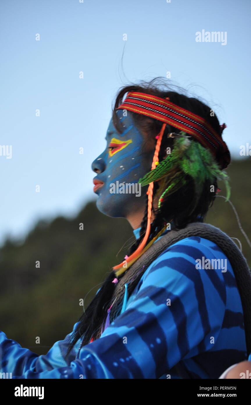 Une jeune fille Feytiri est arrivé au Mont Ulap se reposer et récupérer de ce long voyage à la masse et profitez du soleil à l'aube dans Ampucao Sta. Fe. Banque D'Images