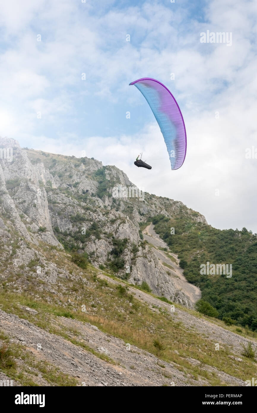 Les jeunes est parachutiste survolant les roches dans la région de Rimetea, Transylvanie, Roumanie Banque D'Images
