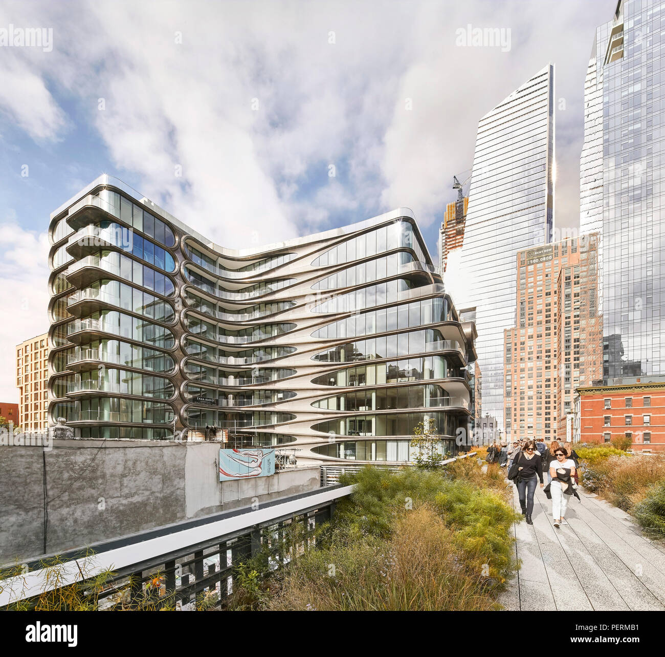 La façade extérieure, l'avis de lignes. 520 West 28th Street, New York, United States. Architecte : Zaha Hadid Architects, 2017. Banque D'Images