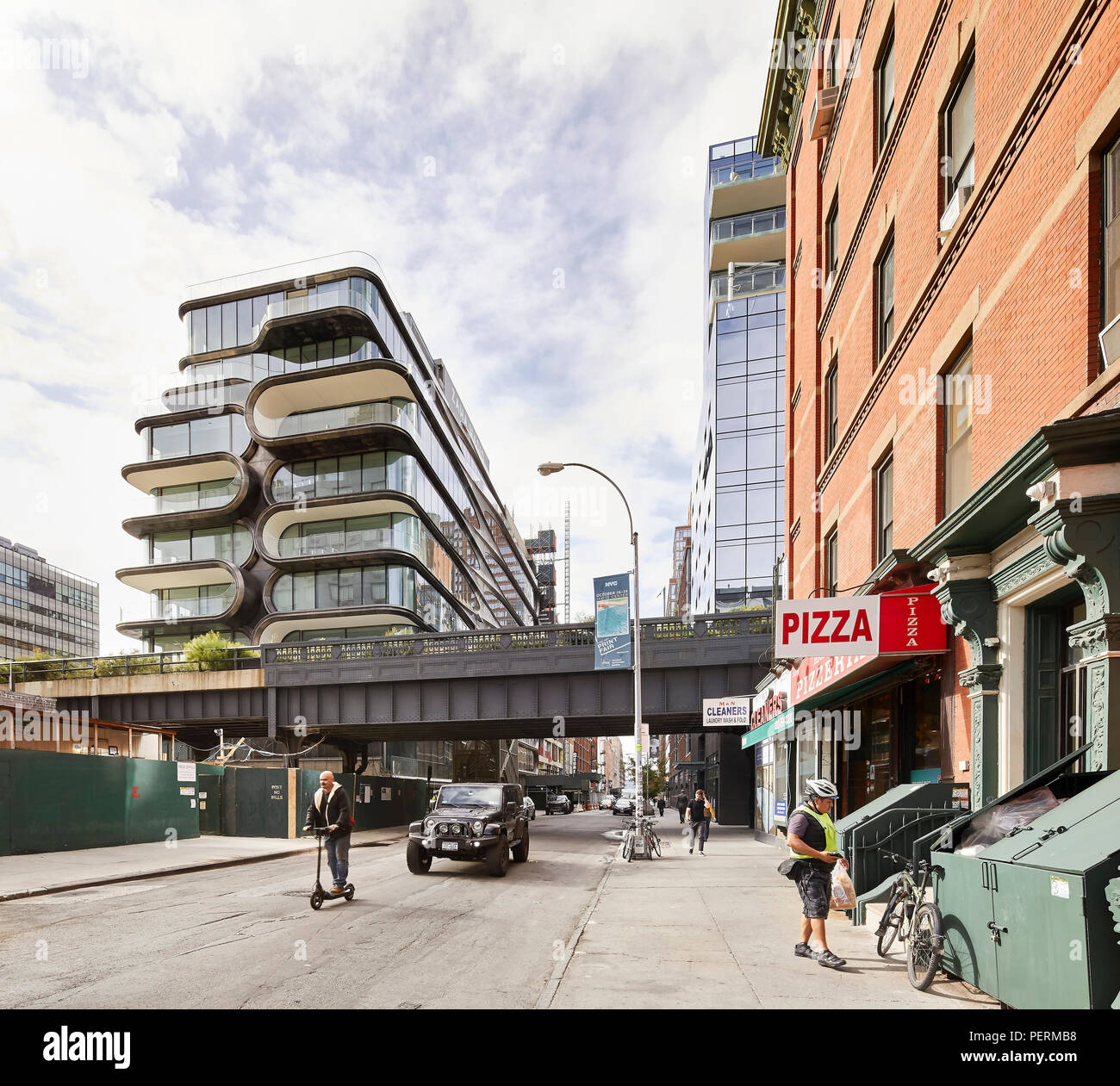 Façade extérieure avec vue sur New York Street. 520 West 28th Street, New York, United States. Architecte : Zaha Hadid Architects, 2017. Banque D'Images