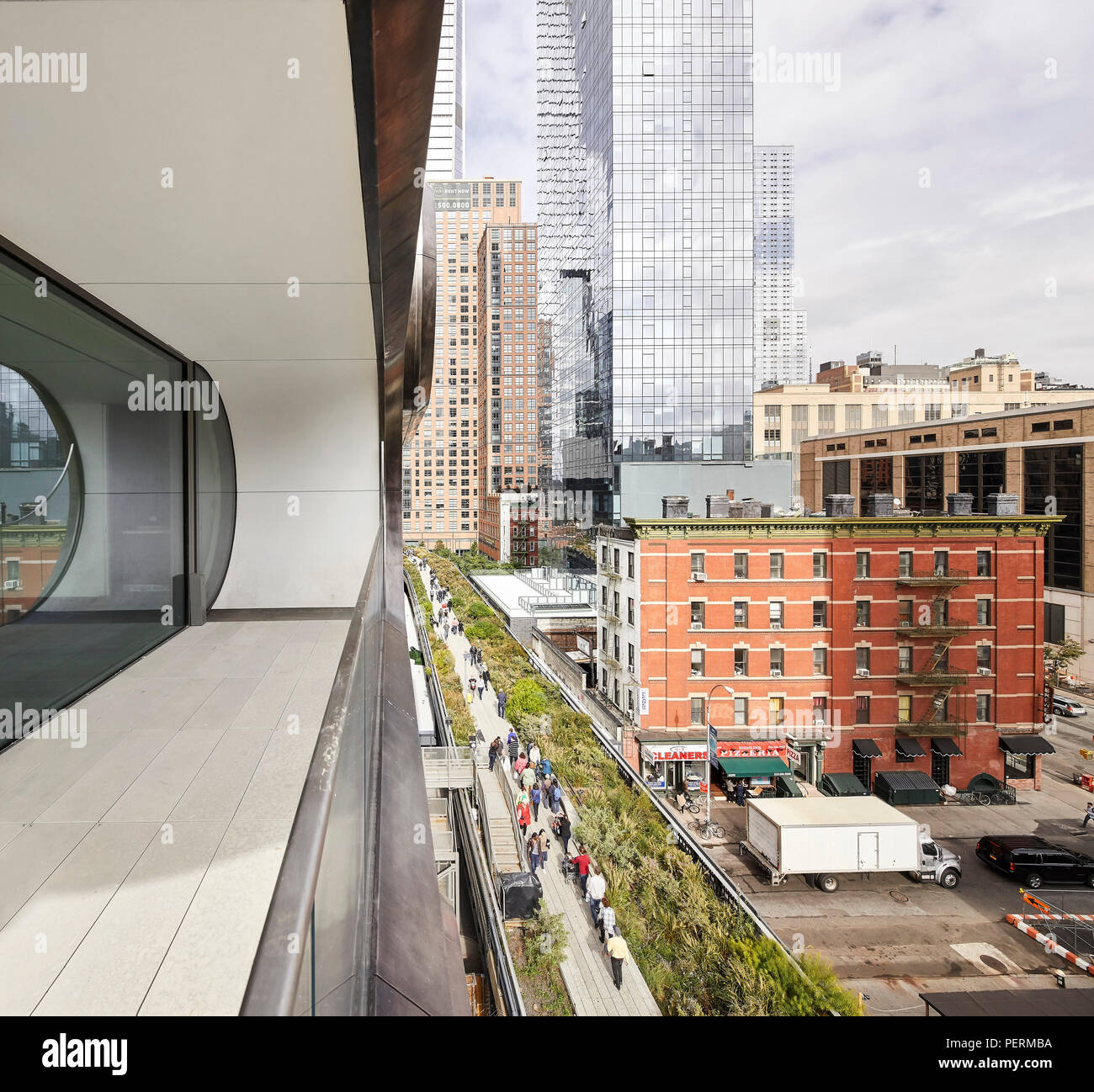 Détail de l'extérieur avec vue sur la ligne haute. 520 West 28th Street, New York, United States. Architecte : Zaha Hadid Architects, 2017. Banque D'Images