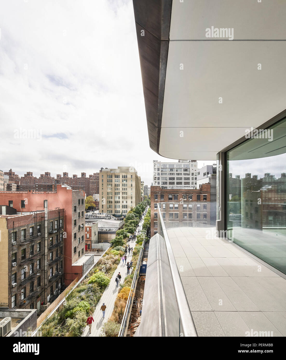 Détail de fenêtre avec vue sur la ligne haute. 520 West 28th Street, New York, United States. Architecte : Zaha Hadid Architects, 2017. Banque D'Images