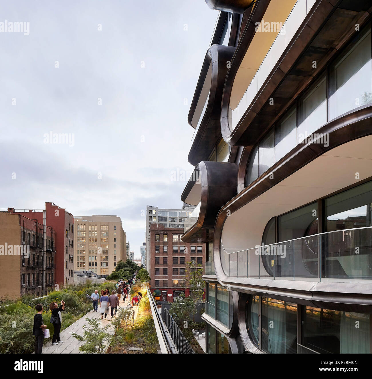 Façade extérieure avec vue sur la ligne haute. 520 West 28th Street, New York, United States. Architecte : Zaha Hadid Architects, 2017. Banque D'Images