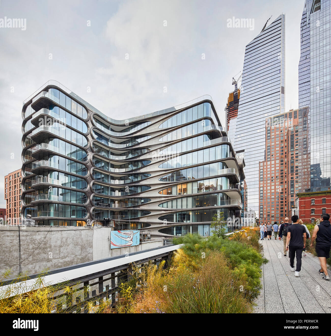 Façade extérieure avec vue sur la ligne haute. 520 West 28th Street, New York, United States. Architecte : Zaha Hadid Architects, 2017. Banque D'Images