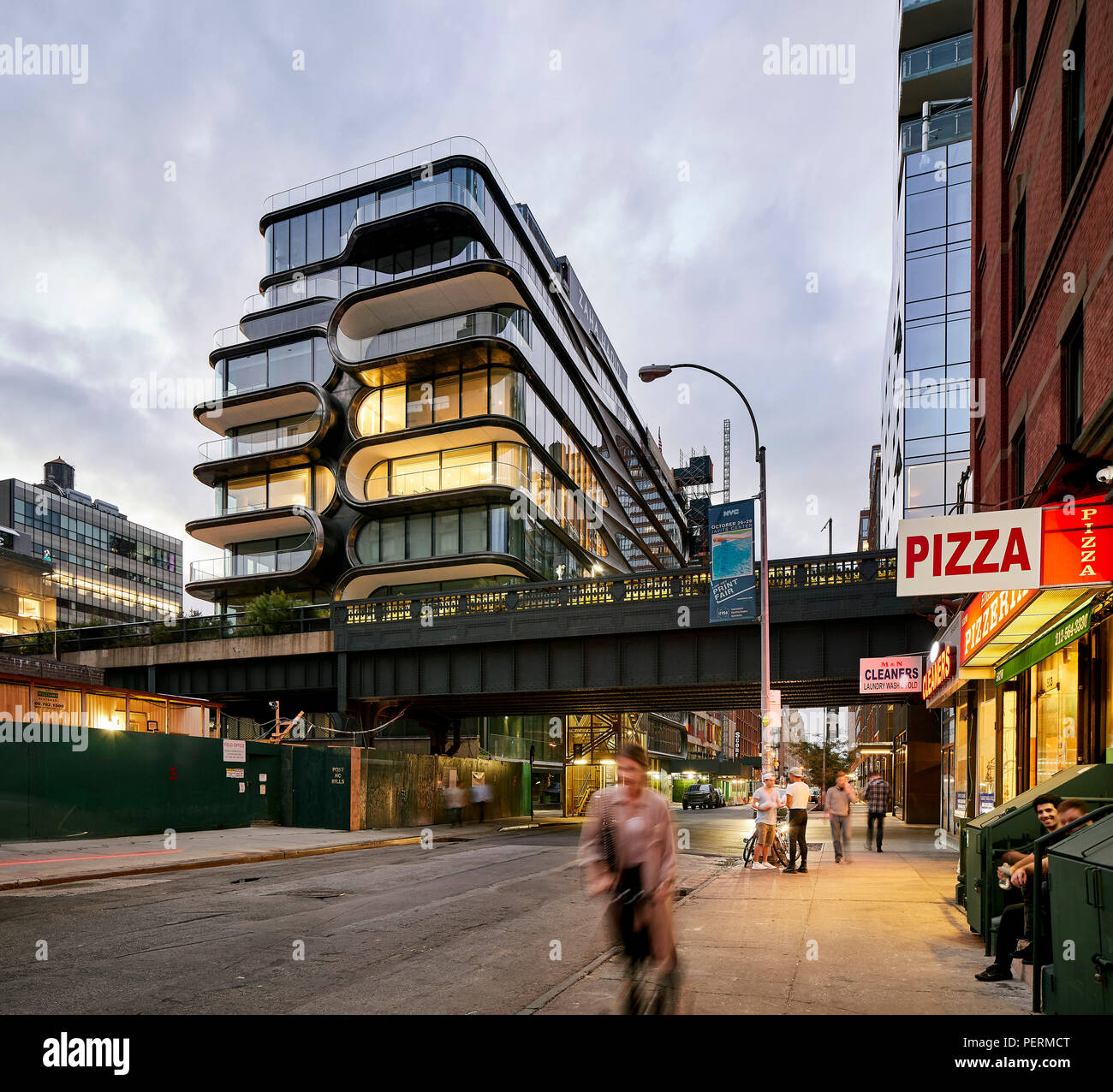 Façade extérieure avec vue sur New York Street. 520 West 28th Street, New York, United States. Architecte : Zaha Hadid Architects, 2017. Banque D'Images