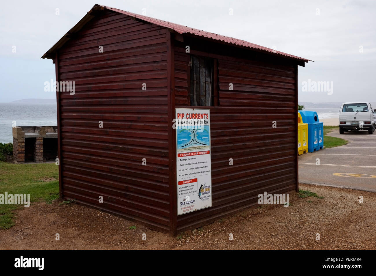 Courants de panneau d'avertissement sur la cabane de Keurboomstrand près de Plettenberg Bay sur la côte du cap de l'ouest le long de la Garden Route,Afrique du Sud. Banque D'Images