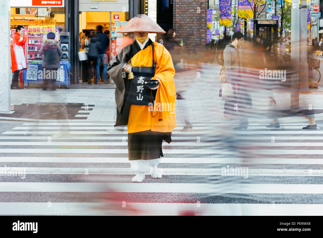 L'Asie, Japon, Honshu, Tokyo, Ginza, moine shintoïste en costume traditionnel sur la rue la plus à la mode à Tokyo la collecte de l'Aumône (dons) Banque D'Images