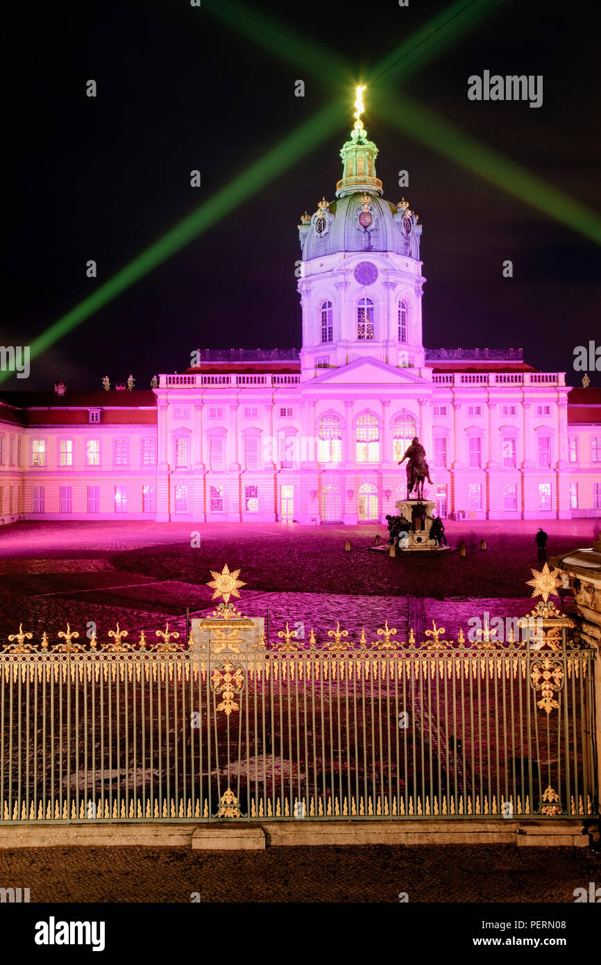 L'Europe, Allemagne, Berlin, Charlottenburg, marché de Noël au château de Charlottenburg (Château de Charlottenburg) - illuminée la nuit Banque D'Images