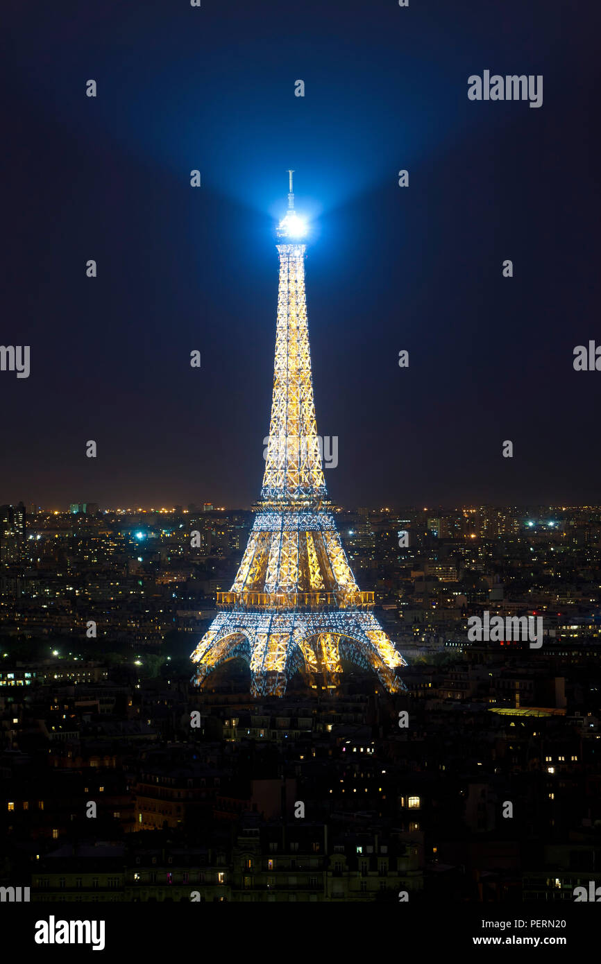 France, Paris, Tour Eiffel, vue sur les toits Banque D'Images