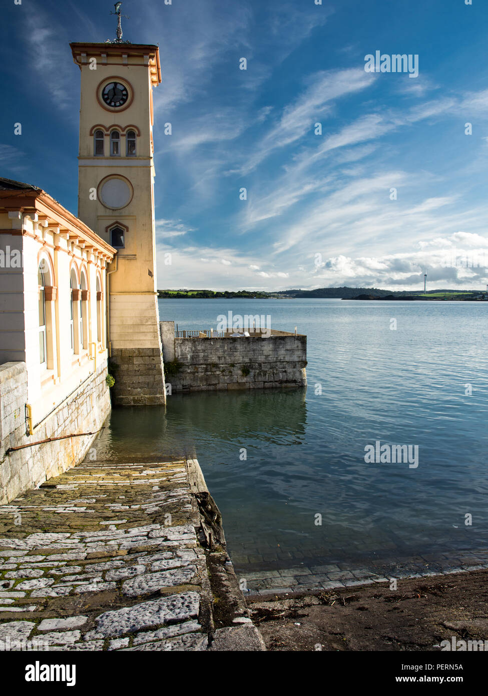 La tour de l'horloge de la vieille ville située sur la petite ville touristique de Cobh sur les rives du port de Cork dans le sud de l'Irlande. Banque D'Images