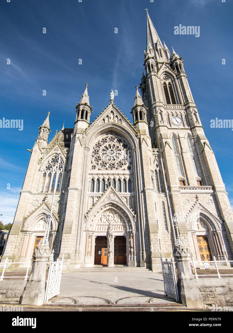 Cork, Irlande - Septembre 15, 2016 : Après-midi soleil l'extérieur de la cathédrale Saint-colman dans la petite ville touristique de Cobh, sur la côte sud de la Banque D'Images