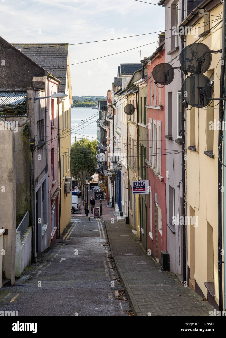 Cork, Irlande - Septembre 15, 2016 : la ligne de maisons en terrasse à flanc de colline étroite rues de la petite ville touristique de Cobh sur Cork Harbour. Banque D'Images