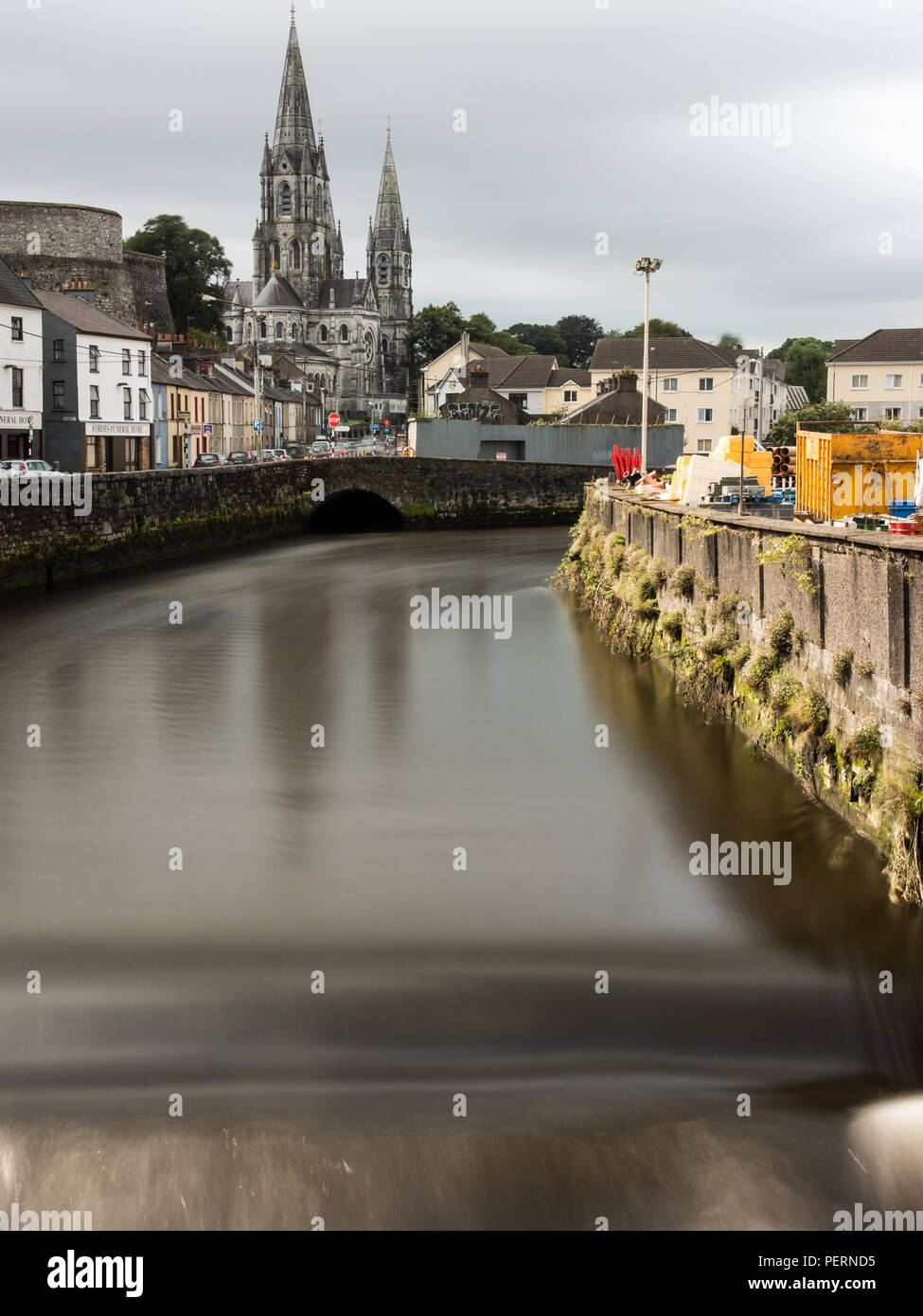 Cork, Irlande - Septembre 14, 2016 : l'église St Fin Barre d'Irlande cathédrale se dresse sur le chenal sud de la rivière Lee. Banque D'Images