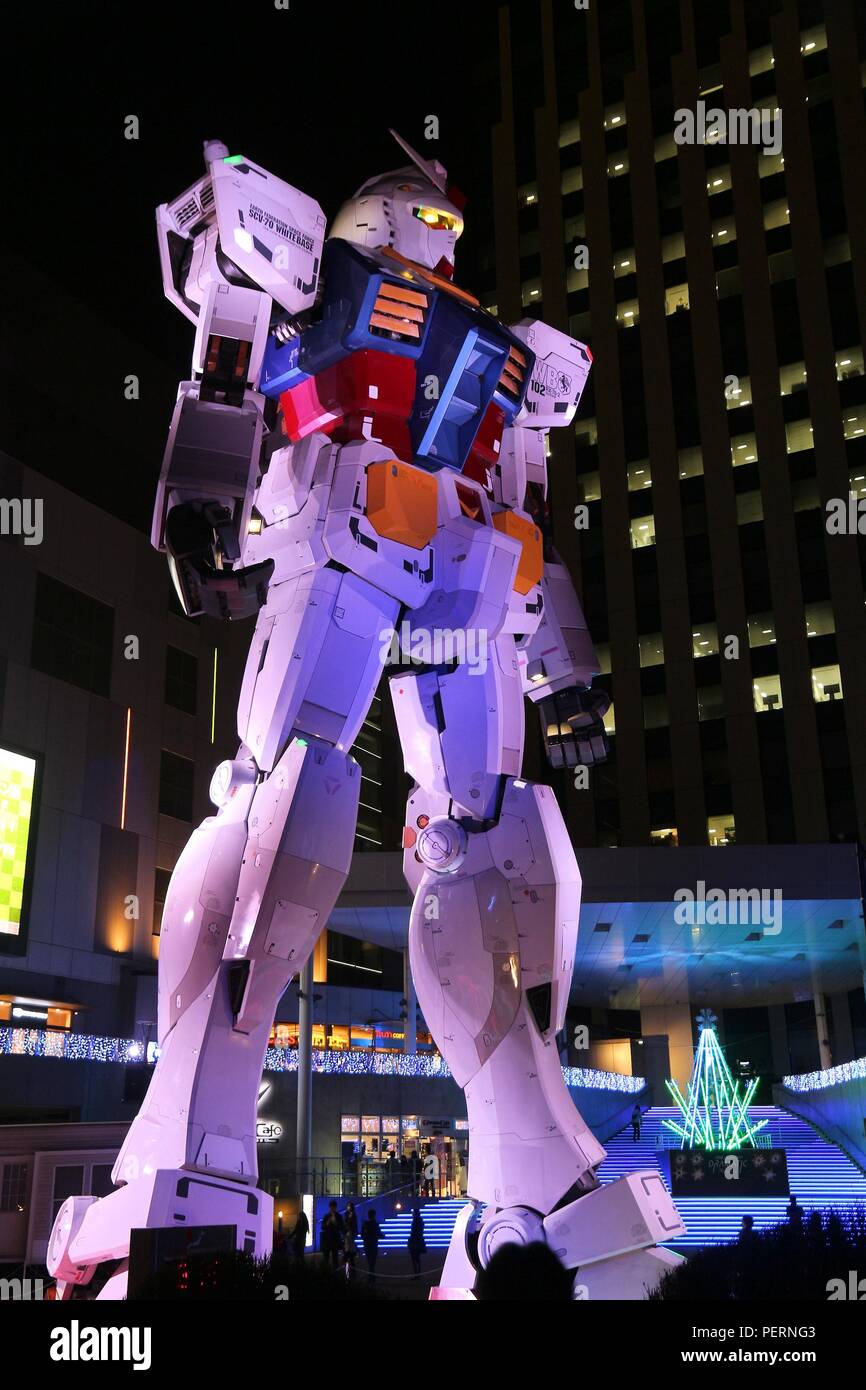 TOKYO, JAPON - 2 décembre 2016 : personnes visitent Mobile Suit Gundam robot gigantesque statue à Odaiba, Tokyo. Le 18-mètres de haut sera remplacer robot anime Banque D'Images