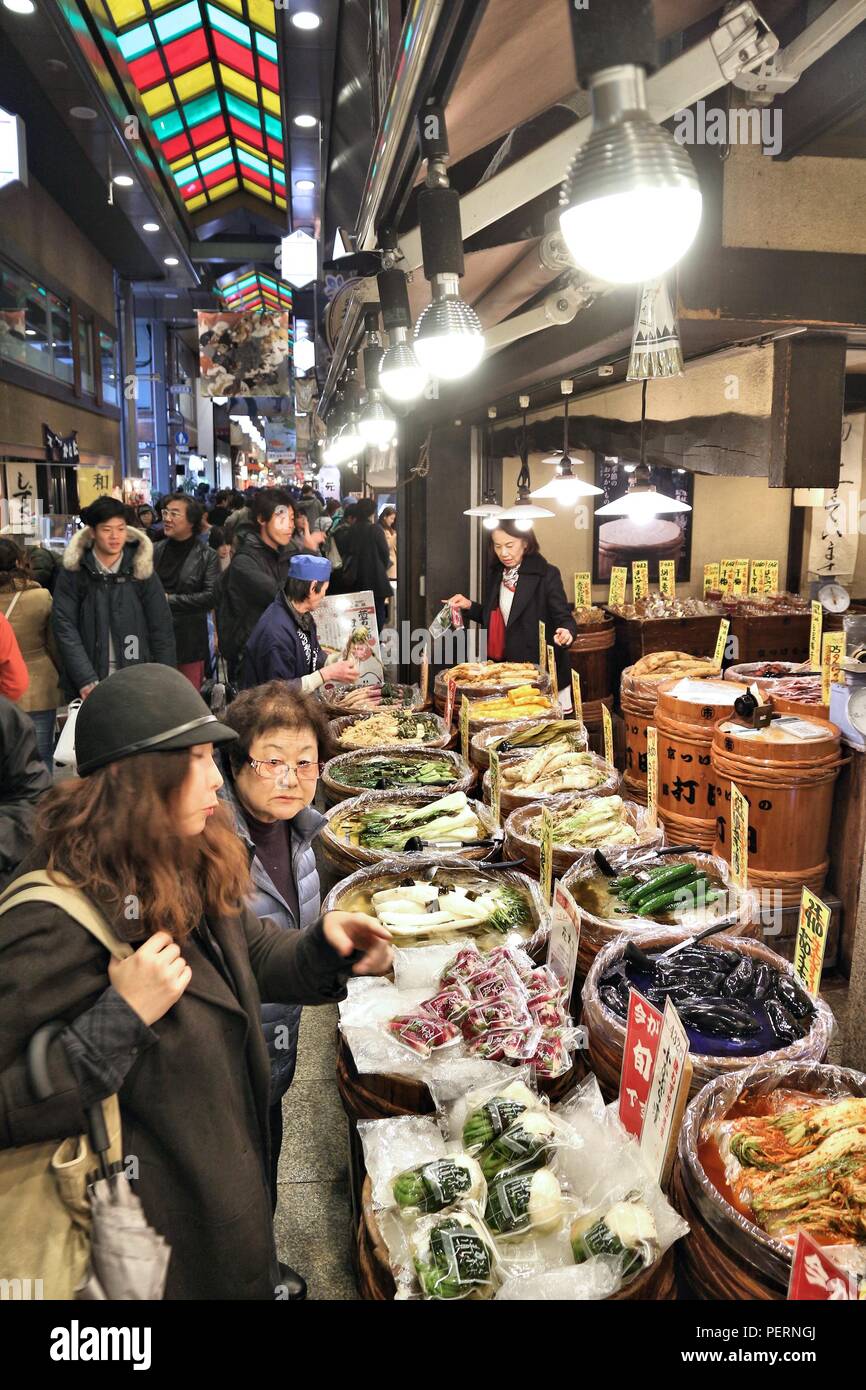 KYOTO, JAPON - 27 NOVEMBRE 2016 : Les gens magasinent au marché Nishiki à Kyoto, au Japon. Nishiki est un marché traditionnel à Kyoto. Banque D'Images