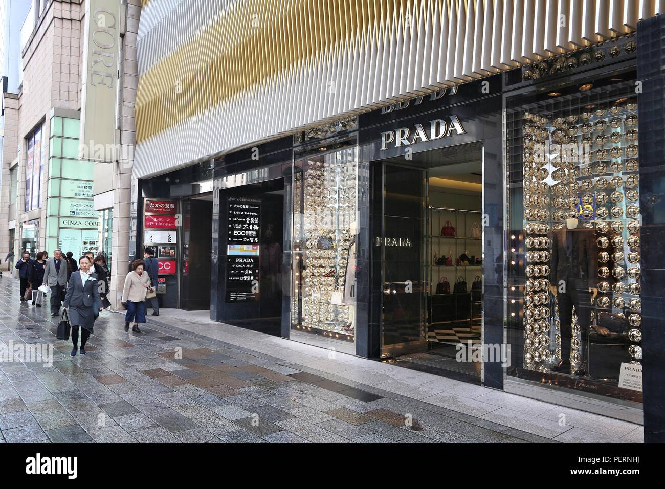 TOKYO, JAPON - 1 décembre 2016 : les gens marchent par Prada boutique de mode de luxe à Ginza de Tokyo, Japon. Ginza est un quartier commerçant légendaire en Ch Banque D'Images