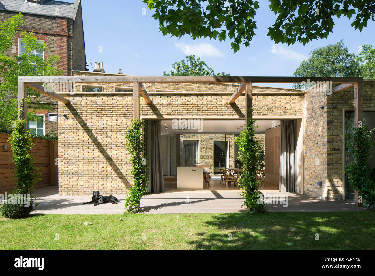 Vue de la cuisine du jardin et pergola. Résidence privée, Londres, Royaume-Uni. Architecte : Richard Mitzman architectes, 2018. Banque D'Images
