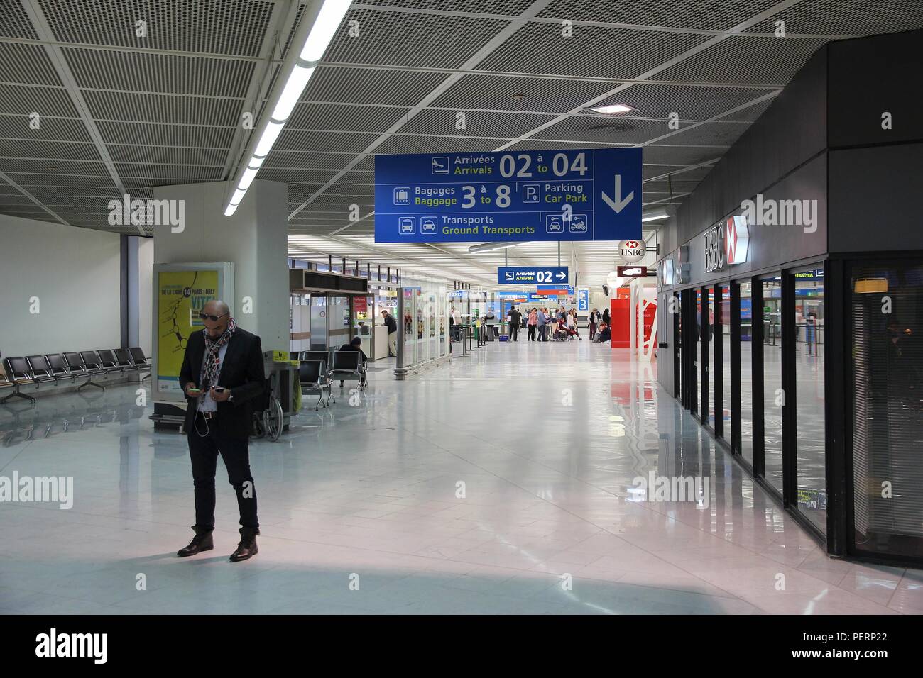 PARIS, FRANCE - 20 octobre 2014 : Travelers attendre à l'aéroport d'Orly à Paris. L'aéroport d'Orly est la 13e plus achalandé en Europe avec 28,8 millions de passagers en Banque D'Images