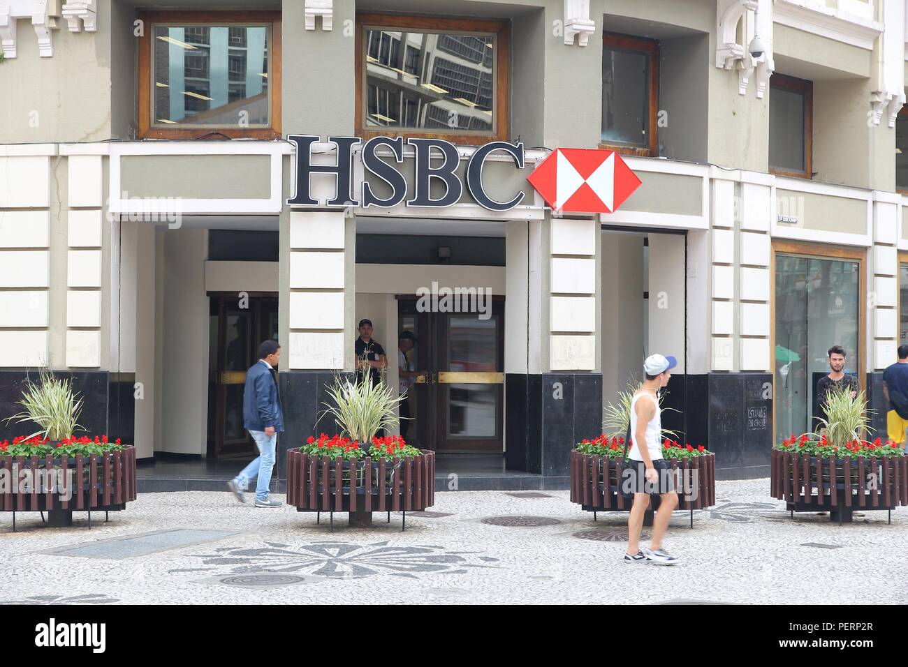 CURITIBA, BRÉSIL - 7 octobre 2014 : les gens à pied par la banque HSBC à Curitiba, au Brésil. HSBC est l'un des plus grands groupes bancaires, la détention d'actifs de 2,69 billions de dollars Banque D'Images