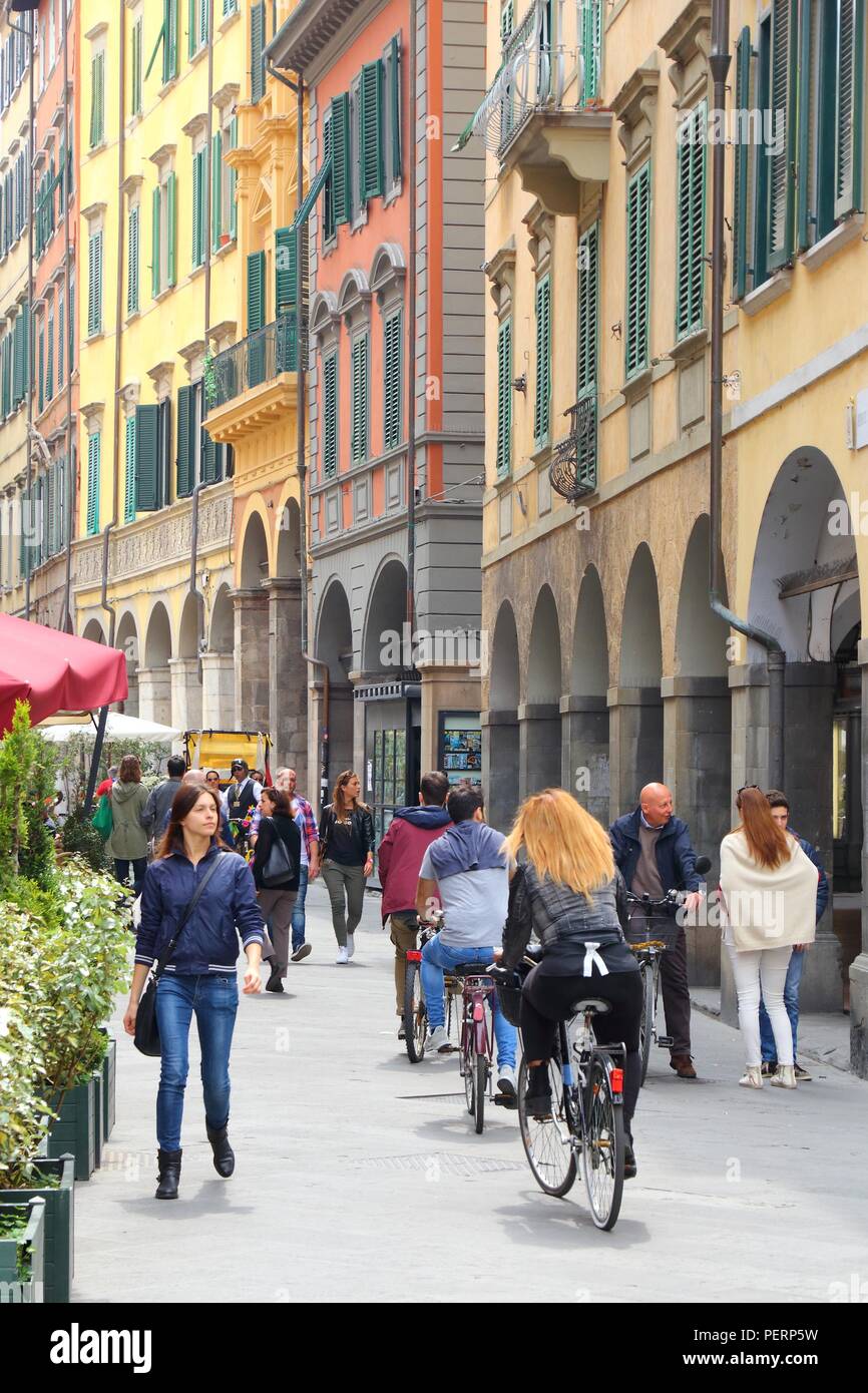 Pise, Italie - 25 avril 2015 : visite de la vieille ville de Pise, Italie. Le programme PISA a population de 90 000 personnes et est une destination touristique populaire de Banque D'Images