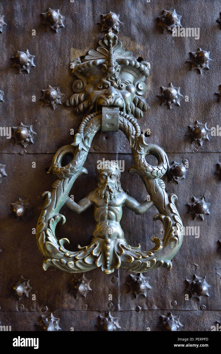 Une poignée de porte en forme de l'homme sirène figure avec deux queues et une barbe. Genova, Italie Banque D'Images