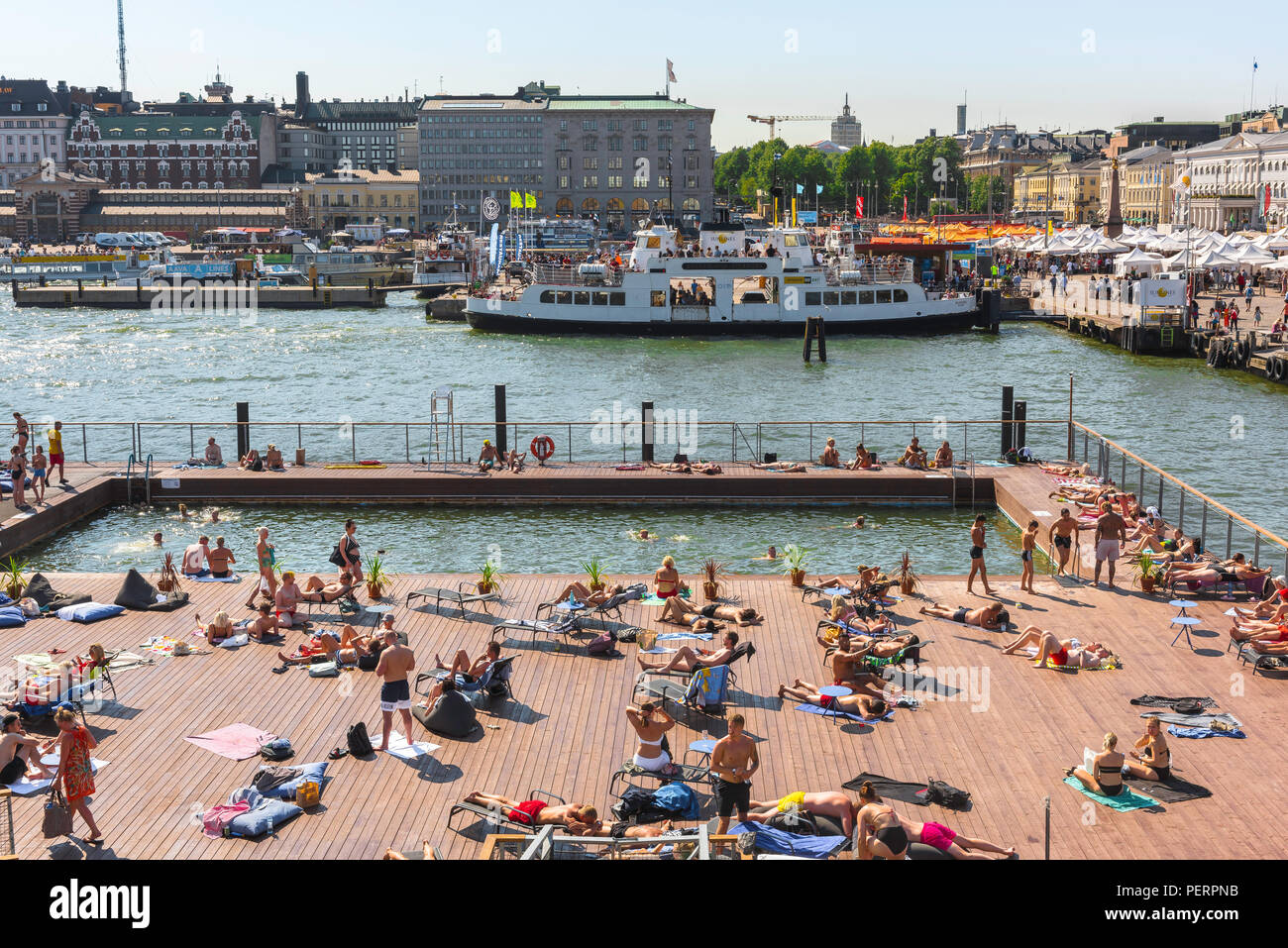 Le port d'Helsinki, sur le port d'Helsinki avec les gens de vous détendre dans la piscine au bord de mer d'Allas sur un après-midi d'été, en Finlande. Banque D'Images