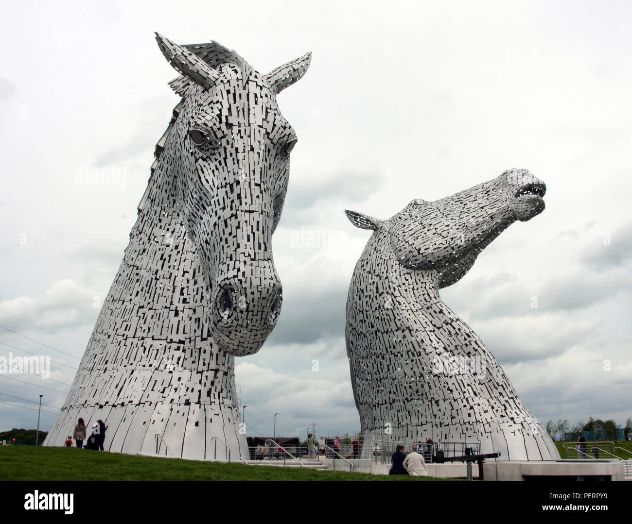 Les deux géants de l'horse sculptures qu'assister à la suite et Clyde canal à l'Hélix park complex à Falkirk, en Écosse. Les Kelpies sont un hommage aux lourds chevaux que l'habitude de travailler sur les canaux en Ecosse, tirant sur les chalands chargés de fret. Ils ont été conçus et construits par l'artiste ; Andy Scott. Banque D'Images