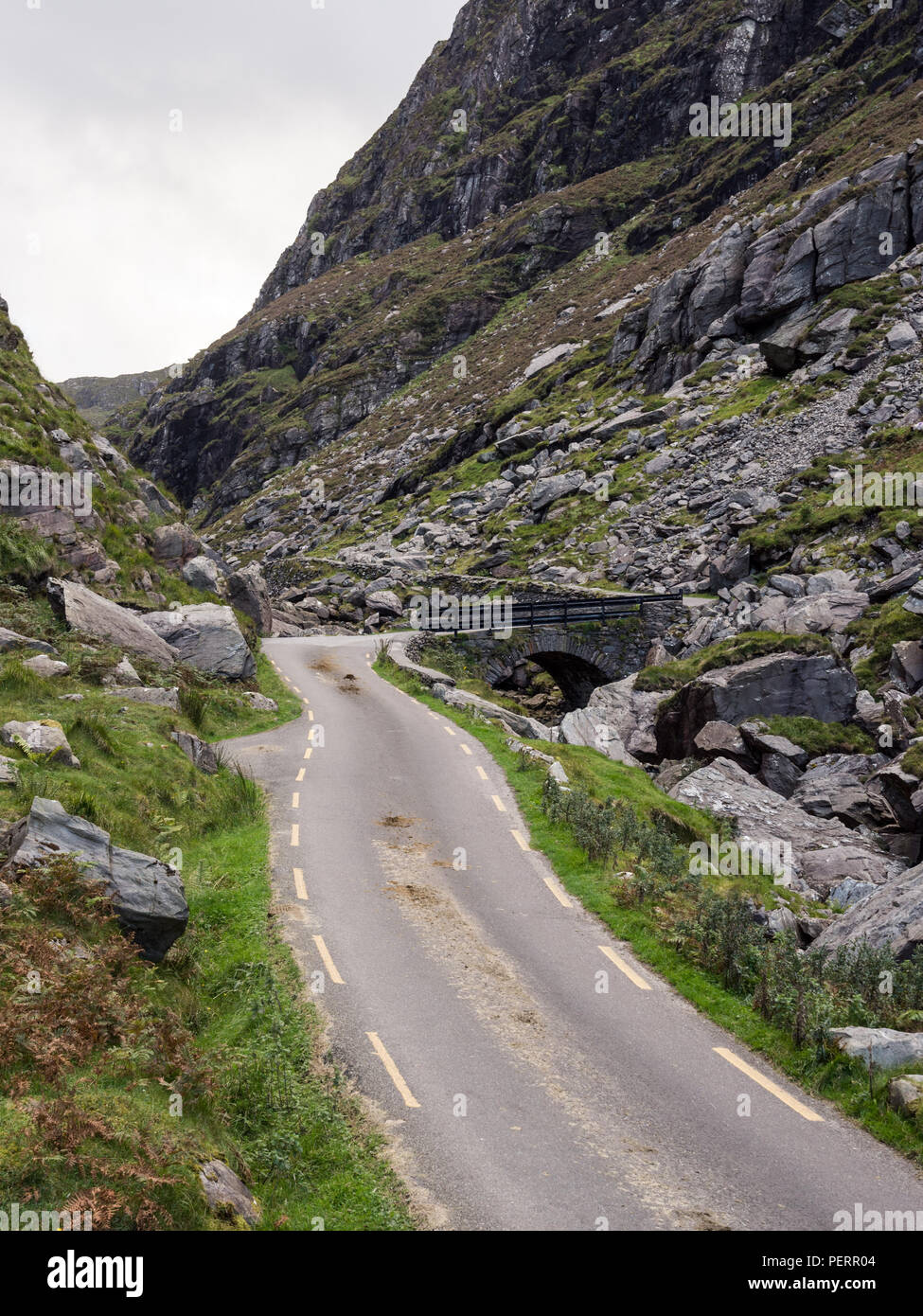 Une ruelle serpente à travers le col de montagne dans le Gap of Dunloe, niché dans les montagnes Macgillycuddy Reeks du comté de Kerry en Irlande. Banque D'Images