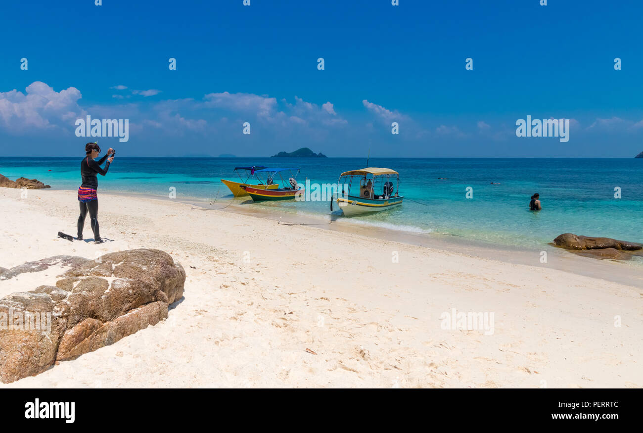 Au sein de l'archipel Perhentian, sur l'île de RAWA, un séjour touristique en matériel de plongée prend des photos de la jolie plage avec sable blanc, le bleu azur... Banque D'Images