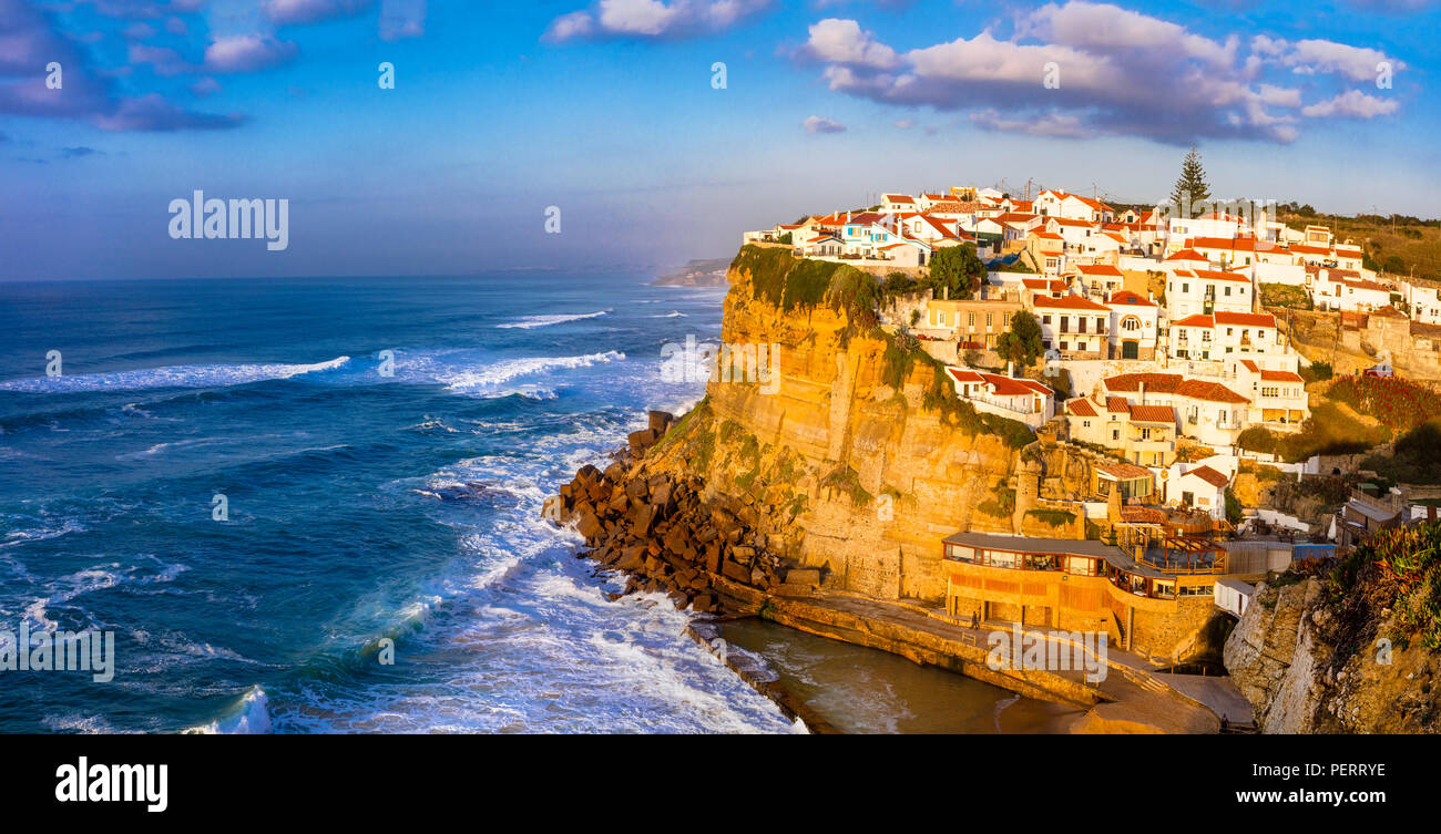 Belle Praia das Maçãs sur le coucher du soleil,Portugal. Banque D'Images