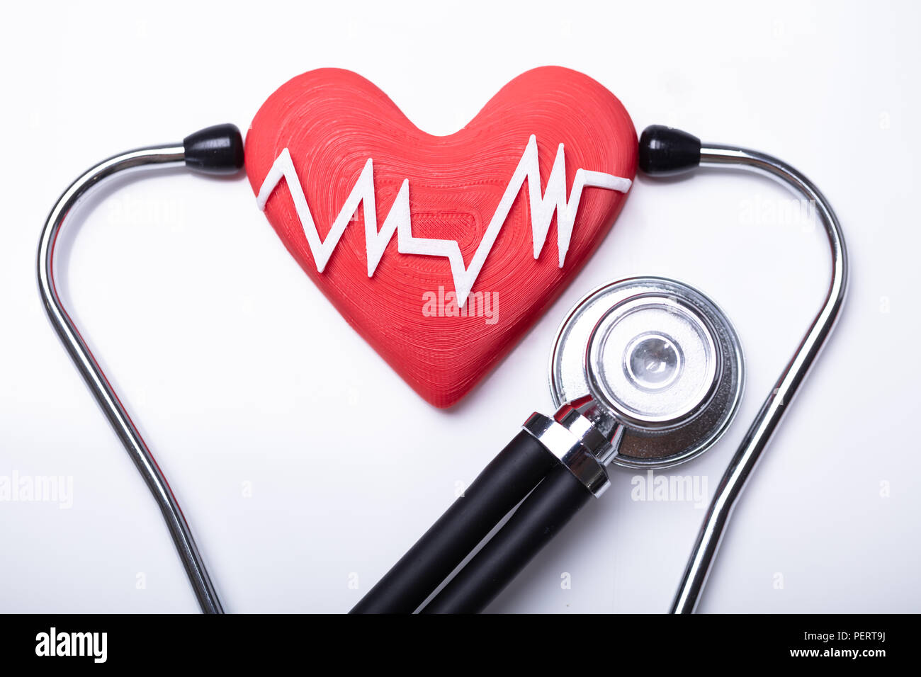 L'examen de la fréquence cardiaque avec stéthoscope sur surface blanche Banque D'Images