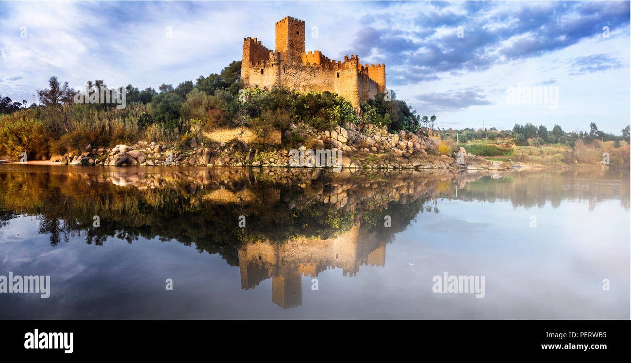 Impressionnant château Templier dans Almourol,Portugal. Banque D'Images