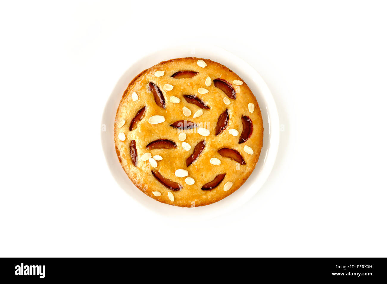 Ensemble des gâteau aux prunes, glacé avec victoria confiture de prunes et décorée d'amandes effilées, isolé sur fond blanc. Banque D'Images