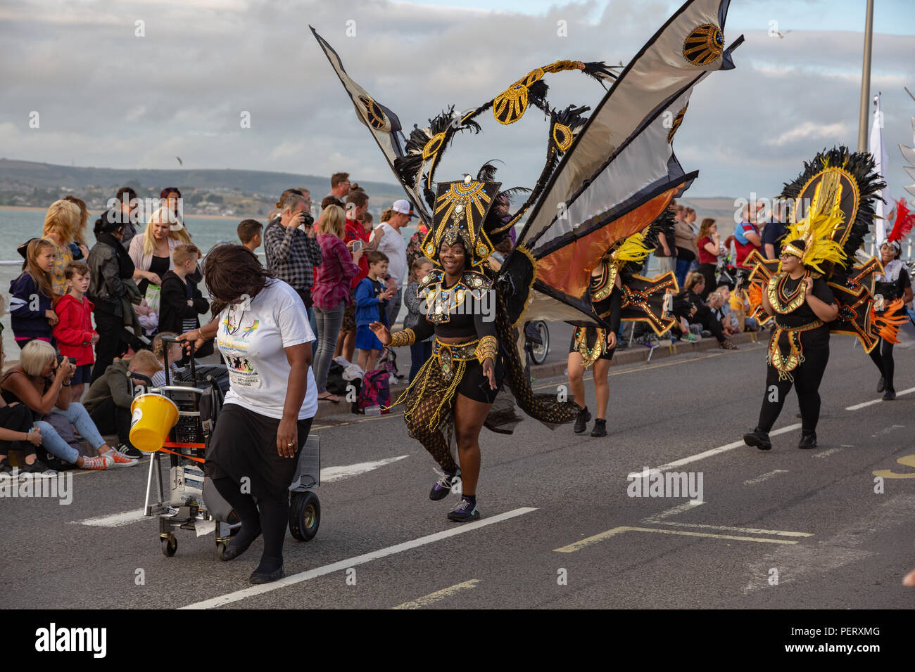 Les foules affluent pour regarder le carnaval de Weymouth, sur une belle journée d'été chaude. Banque D'Images