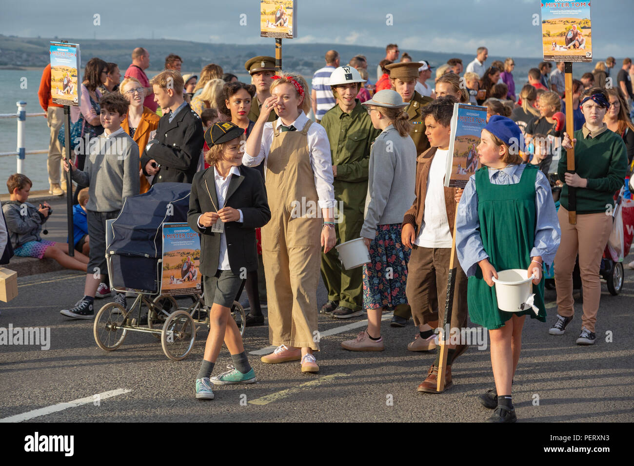 Les foules affluent pour regarder le carnaval de Weymouth, sur une belle journée d'été chaude. Banque D'Images