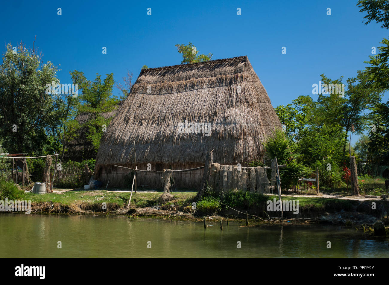 Un casone, une typique maison reed, autrefois utilisé par les pêcheurs de la région près de Caorle, Veneto, Italie Banque D'Images