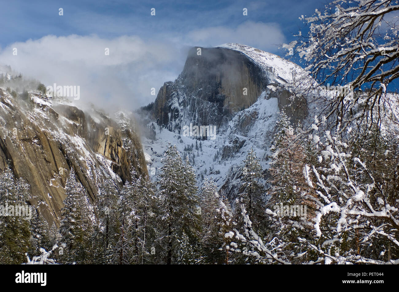 Demi Dôme s'élève de la féerie d'hiver c'est le Parc National Yosemite. Banque D'Images