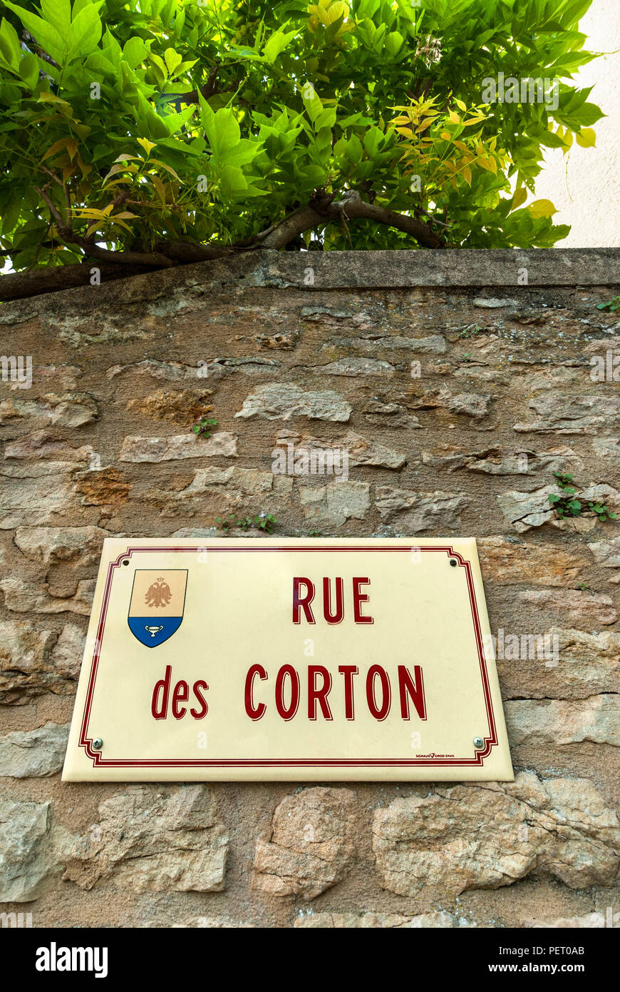 "Rue des Corton' signe de route sur mur rustique en Bourgogne dégustation de picking et zone de production Aloxe Corton Côte d'Or Bourgogne France Banque D'Images