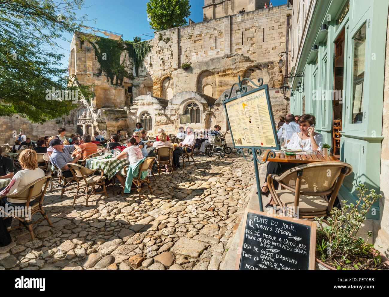 Restaurant bar café sur la place st emilion Banque de photographies et d’images à haute ...