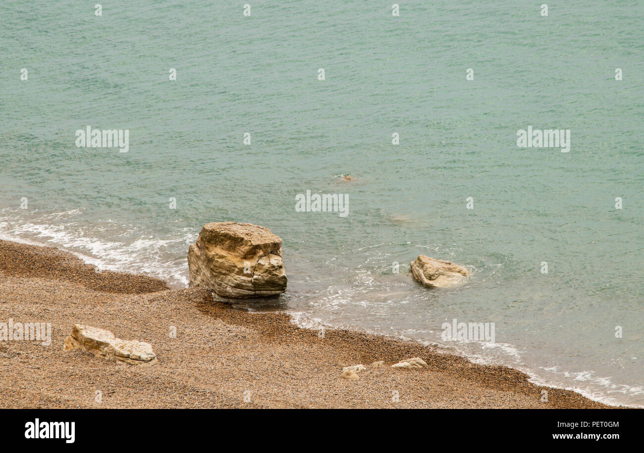 Les roches de la falaise tombent sur la plage de West Bay, dans le Dorset, Angleterre, Royaume-Uni. Banque D'Images