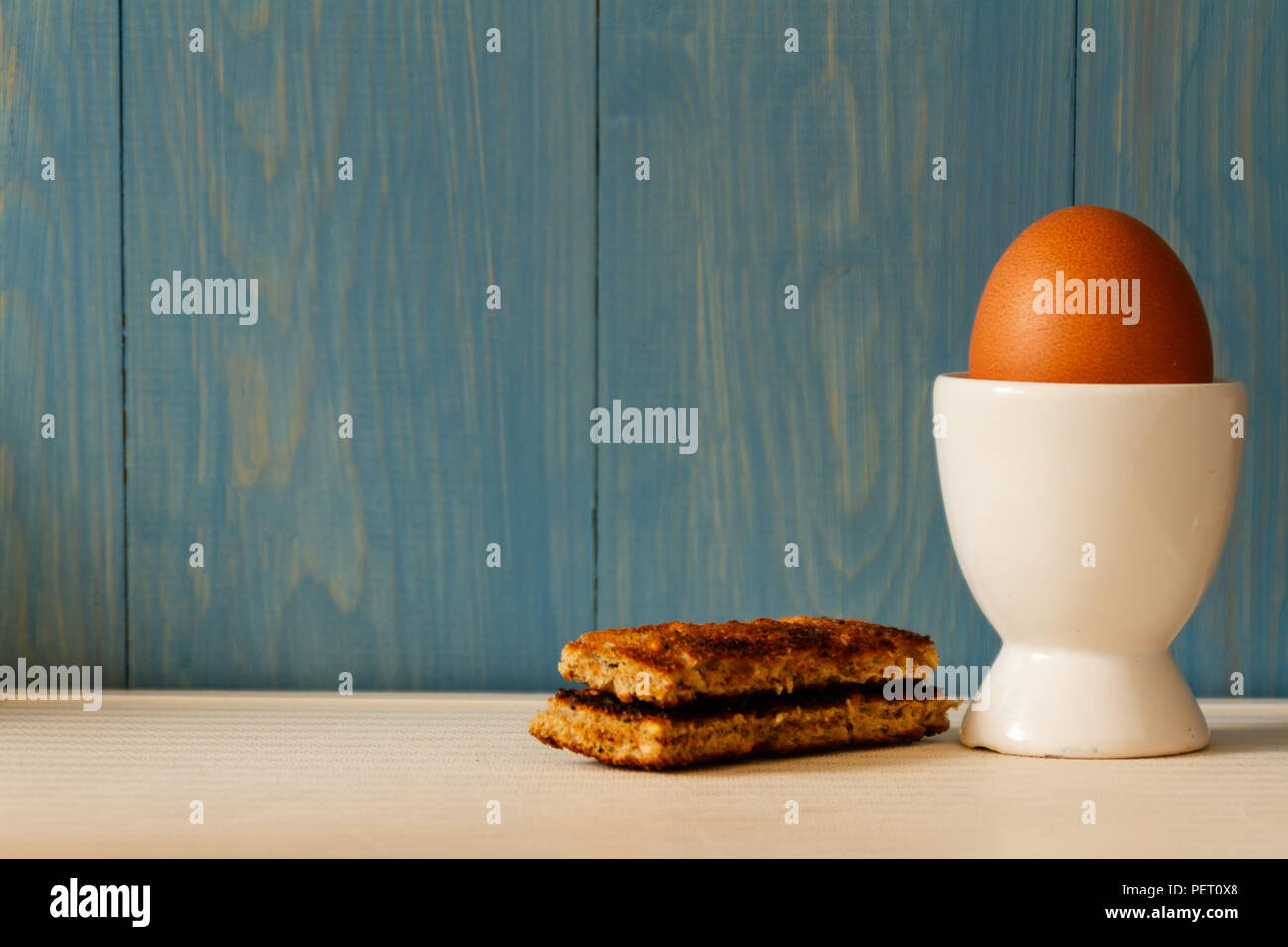 Oeuf dur en a white egg cup avec toast l'espace pour copier les soldats y compris Banque D'Images