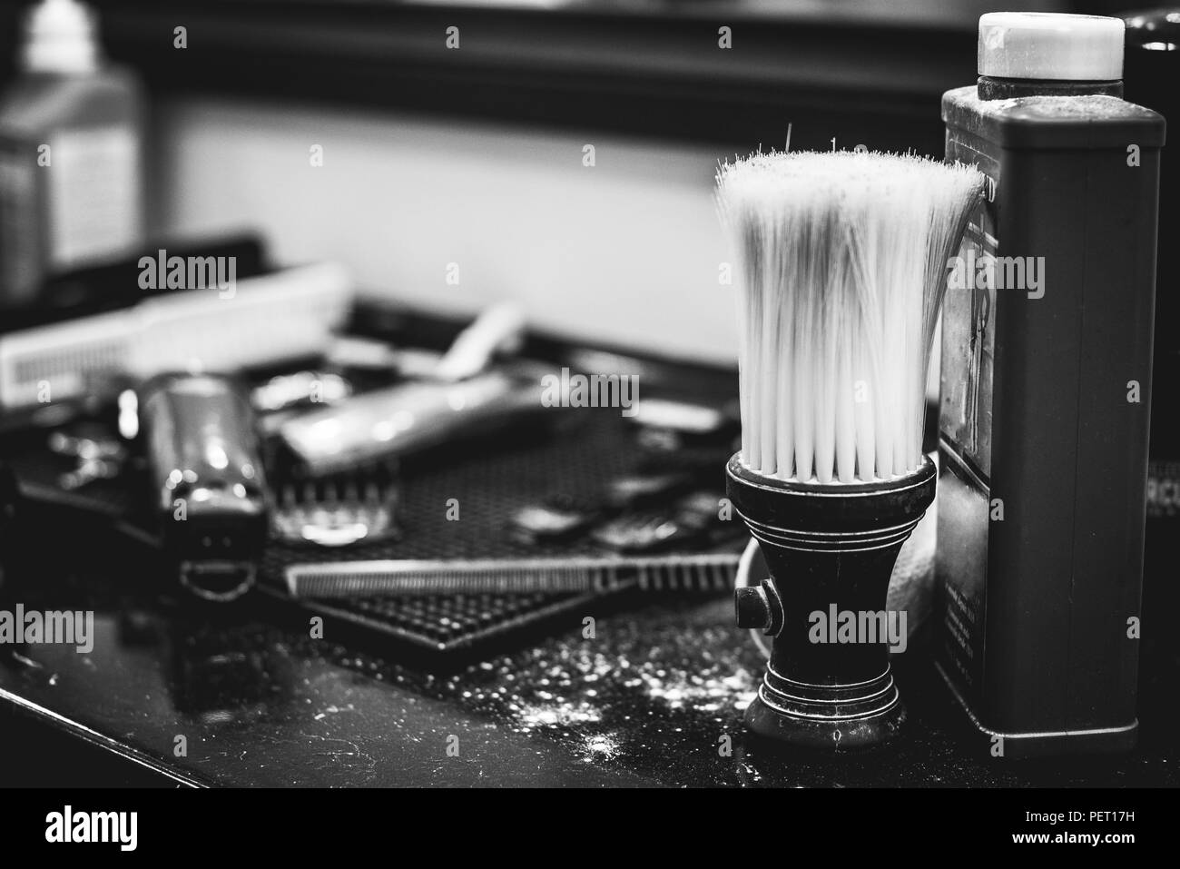 Brosse pour le rasage de la barbe avec bol, arrière-plan flou de salon de coiffure pour hommes, boutique de coiffeur Banque D'Images